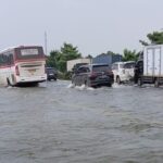 Sungai Ciujung Meluap, Banjir Genangi Jalan Tol Jakarta-Merak KM 50
