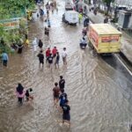 Banjir Daan Mogot Jadi ‘Wahana Dadakan’, Warga Berbondong-bondong Menonton dan Bermain Air