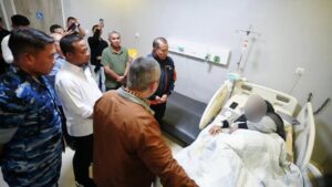 Ibunda Kopilot ATR 42-500 Jatuh Sakit, Menhub dan Gubernur Sulsel Jenguk di RS