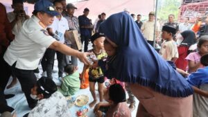 Tito Karnavian Makan Bersama Pengungsi Aceh Utara, Pantau Kemajuan Penanganan Bencana