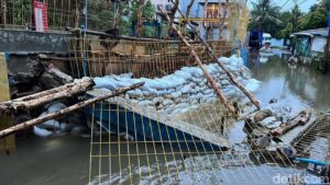 Tanggul Petogogan Jakarta Selatan Jebol Akibat Banjir, Ditambal Darurat dengan Karung Pasir