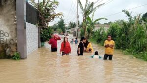 Banjir Keempat Bulan Ini, Warga Pamarayan Serang Mengungsi ke Tetangga