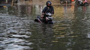 Jalan Daan Mogot Jakarta Barat Terendam Banjir, Ketinggian Air Mencapai 40 Cm