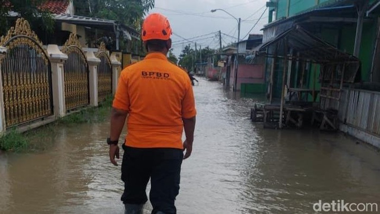Banjir Luap Sungai Pembuang Bugel Rendam 225 Rumah di Indramayu Banjir Luap Sungai Pembuang Bugel Rendam 225 Rumah di Indramayu