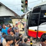 Bus Harapan Jaya Tabrak Mobil, Motor, dan Rumah di Kediri, 4 Orang Terluka