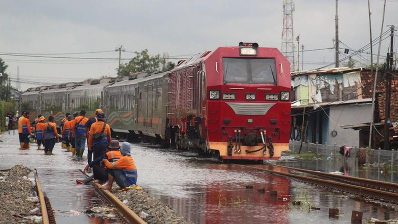 Banjir Pekalongan Lumpuhkan Jalur Kereta, 23 Perjalanan KA Dibatalkan