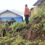 Longsor Tebing 3 Meter di Bogor, Dinding Rumah Warga Jebol Akibat Hujan Deras