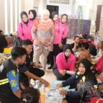 Banjir 2 Meter Rendam Perumahan Periuk Tangerang, Polisi Salurkan Bantuan untuk Pengungsi