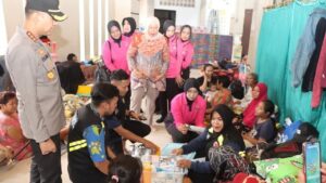 Banjir 2 Meter Rendam Perumahan Periuk Tangerang, Polisi Salurkan Bantuan untuk Pengungsi