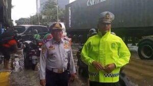 Genangan Air 30 Cm Masih Rendam Ring Road Puri Kembangan, Pengendara Diimbau Waspada