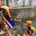 Banjir Petogogan Jakarta Selatan Mulai Surut, Petugas Bersihkan Tumpukan Sampah Sungai