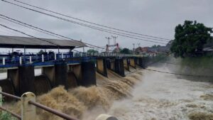Bendung Katulampa Siaga 4 Meski Hujan Deras Sejak Pagi Melanda Bogor