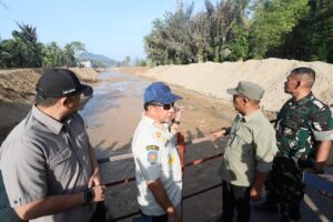 Tito Karnavian Puji Inovasi Tanggul Darurat dari Sedimen Sungai di Tapanuli Tengah