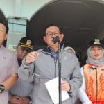 Pramono Anung Ingatkan Warga Rawa Buaya Tak Buang Sampah Sembarangan di Tengah Banjir