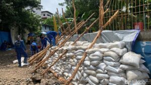 Tanggul Jebol Picu Banjir Sepinggang Lebih di Petogogan, Warga Sebut Sudah Langganan