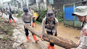 Longsor Tutup Jalan Alternatif Puncak Bogor, Evakuasi Material Masih Berlangsung
