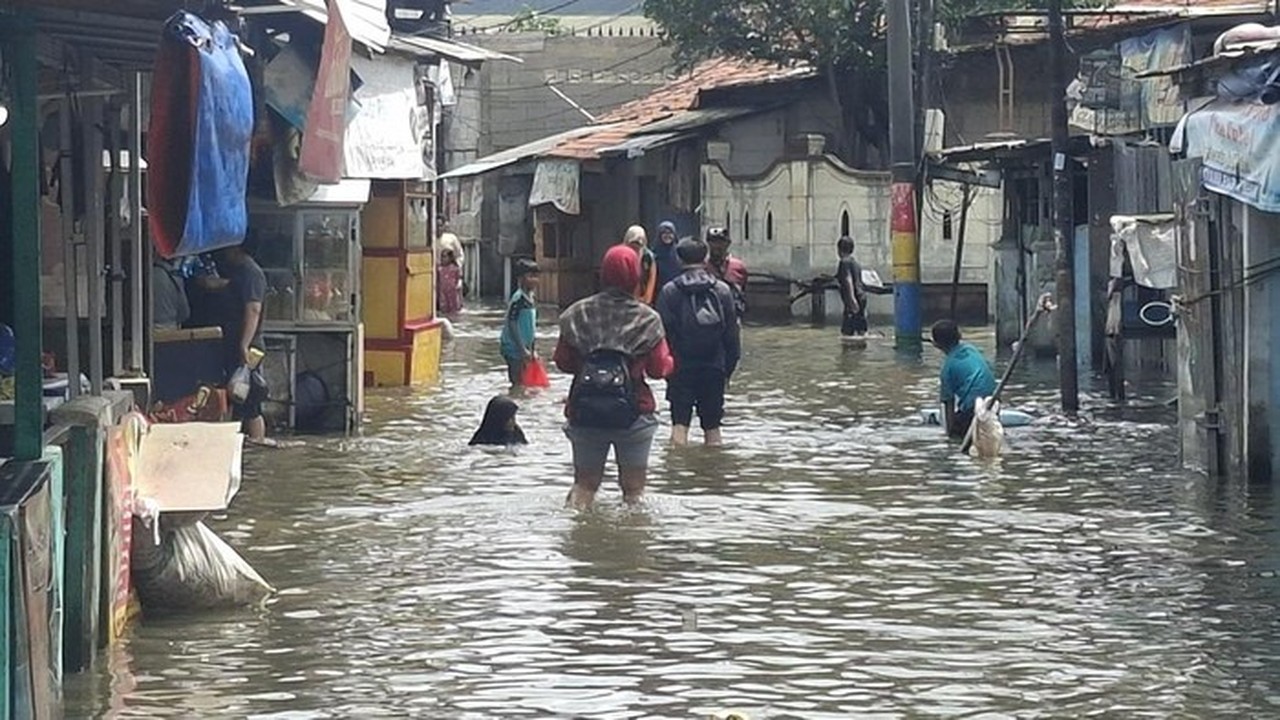 Warga Rawa Buaya Keluhkan Banjir Enam Kali Sebulan, Air Capai Dada Orang Dewasa