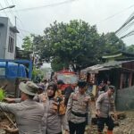 Longsor Bogor: Polisi dan Warga Gotong Royong Bersihkan Jalur Alternatif Puncak