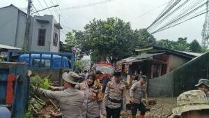 Longsor Bogor: Polisi dan Warga Gotong Royong Bersihkan Jalur Alternatif Puncak