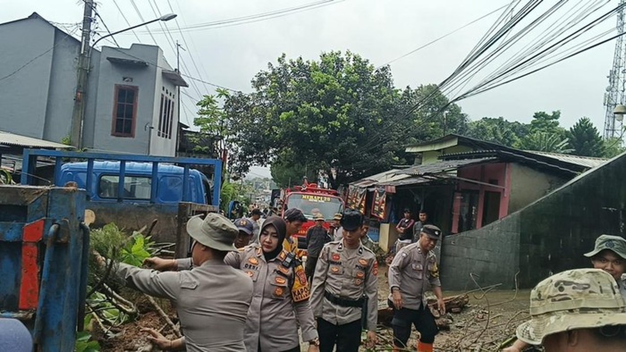 Longsor Bogor: Polisi dan Warga Gotong Royong Bersihkan Jalur Alternatif Puncak