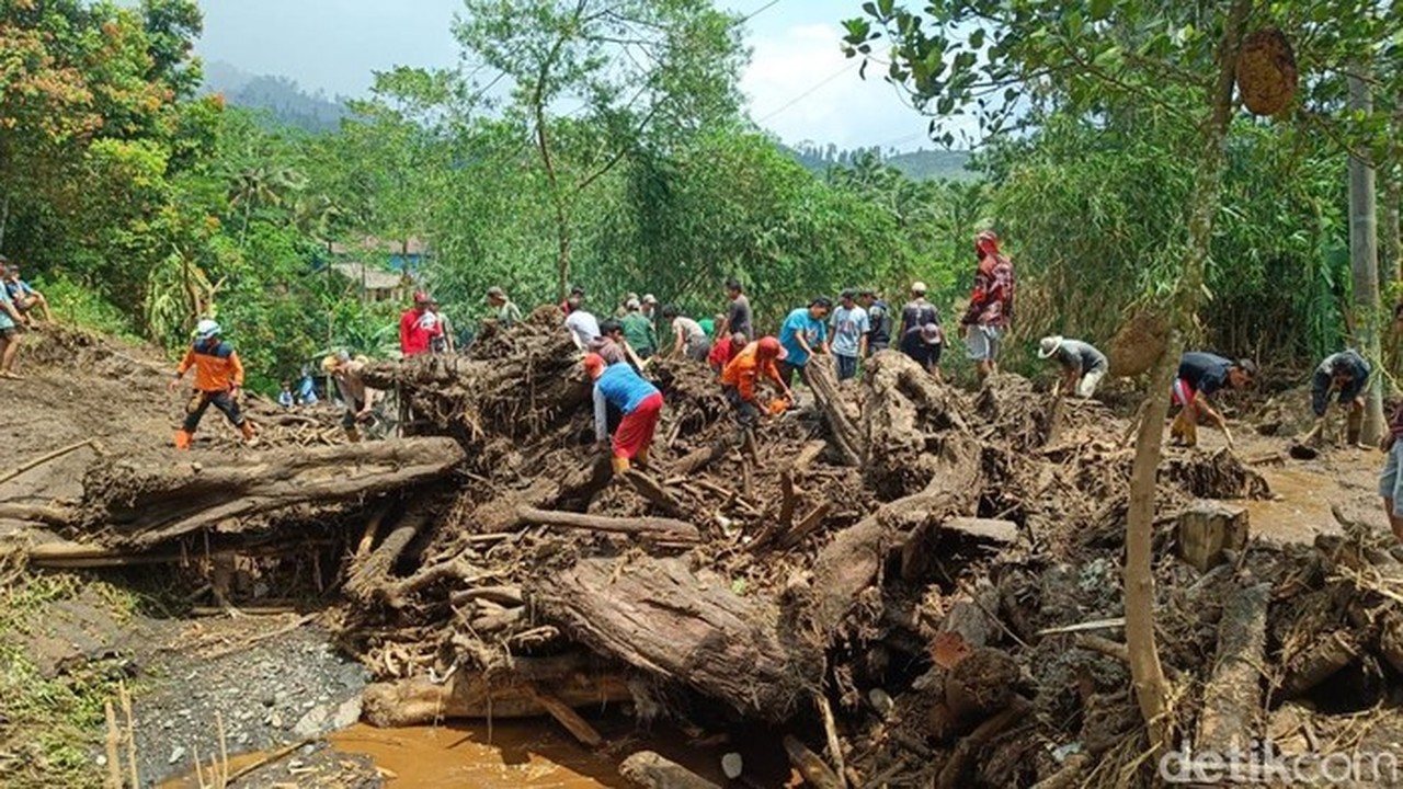 Banjir Bandang Purbalingga: Rumah Hancur, Kayu Gelondongan Hantam Pemukiman Warga Banjir Bandang Purbalingga: Rumah Hancur, Kayu Gelondongan Hantam Pemukiman Warga
