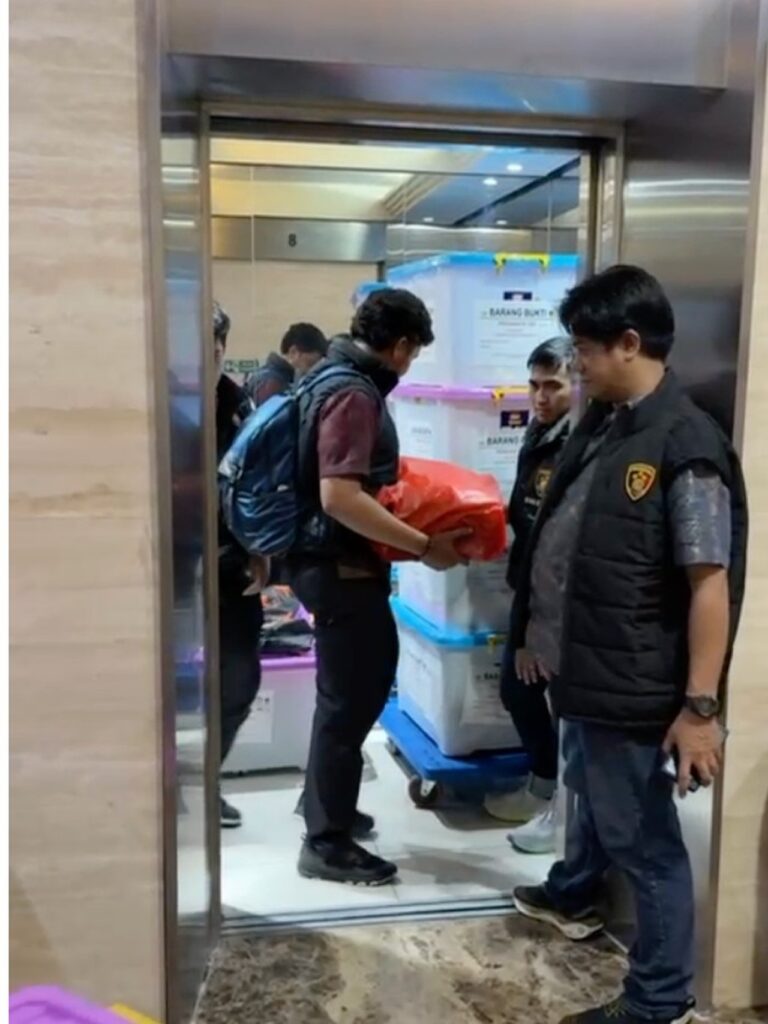 Bareskrim Sita Kontainer Dokumen dari Kantor PT Dana Syariah Indonesia Terkait Dugaan Fraud Bareskrim Sita Kontainer Dokumen dari Kantor PT Dana Syariah Indonesia Terkait Dugaan Fraud