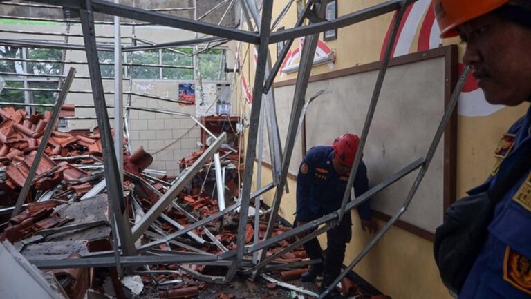 Atap SMAN 2 Gunungputri Ambruk Lagi, Bupati Bogor Minta Audit Menyeluruh Struktur Bangunan Atap SMAN 2 Gunungputri Ambruk Lagi, Bupati Bogor Minta Audit Menyeluruh Struktur Bangunan