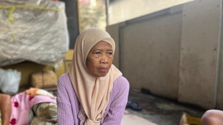 Banjir Pejaten Timur Belum Surut, Warga Mengungsi di Emperan Toko Banjir Pejaten Timur Belum Surut, Warga Mengungsi di Emperan Toko