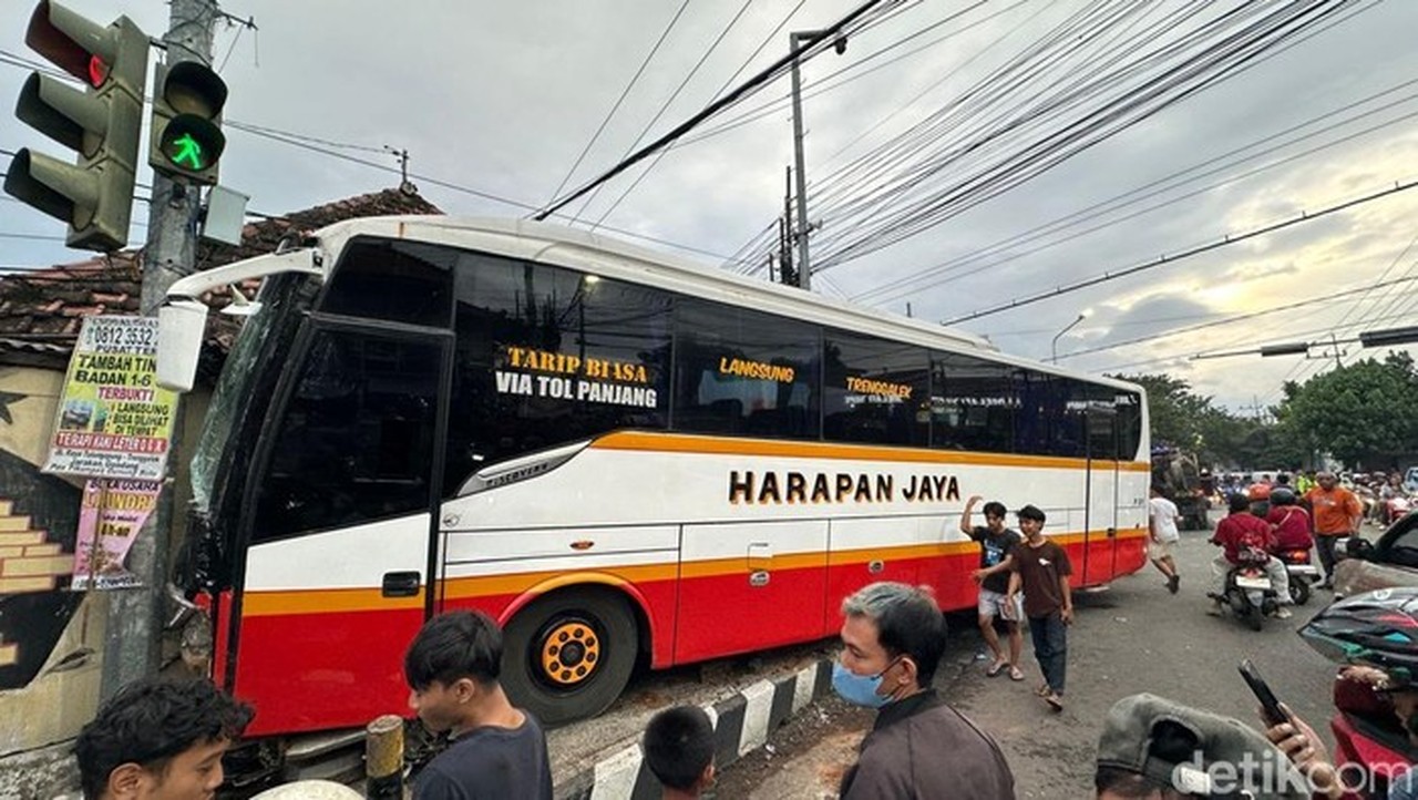 Bus Ugal-ugalan di Kediri Tabrak Pengendara, 11 Orang Luka Termasuk Anak-anak