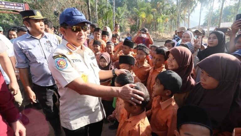 Tinjau SDN Hutanabolon 2, Tito Karnavian Pastikan Kebut Pemulihan Pascabanjir Tapteng
