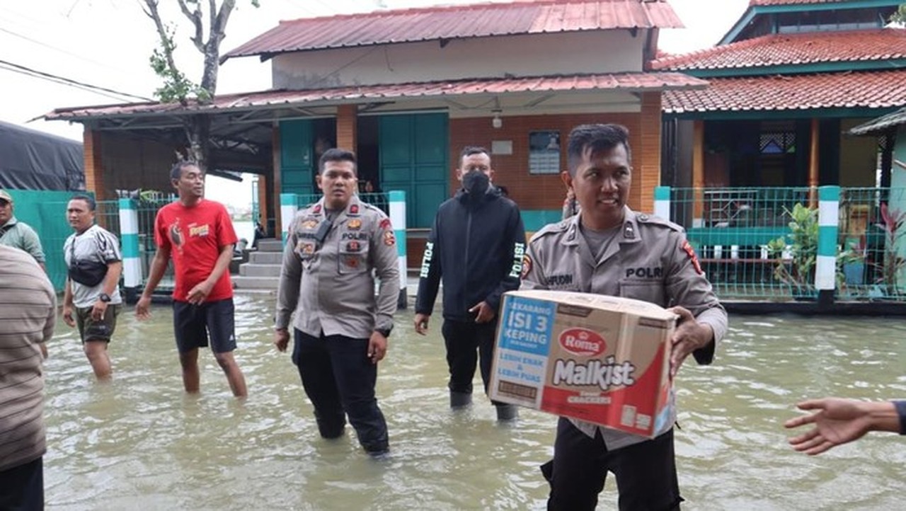 Kapolda Metro Jaya Salurkan Bantuan Kemanusiaan untuk Korban Banjir di Bekasi