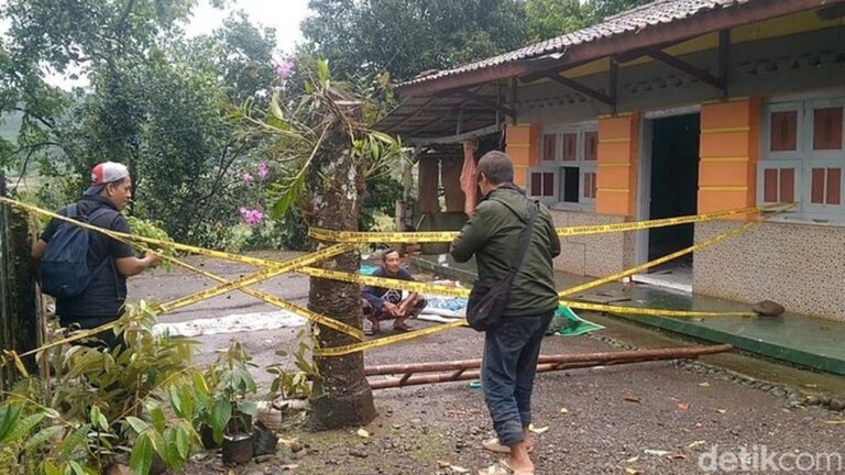 Detik-Detik Mengerikan: Rumah Warga Pekalongan Bergerak dan Amblas ke Sungai Terekam Video