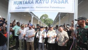 Resmikan Huntara Agam, Tito Karnavian Kejar Validasi Data Korban Bencana Sumatera