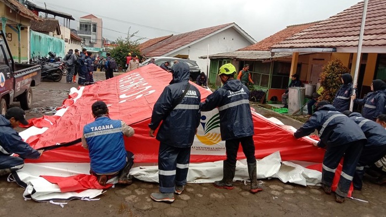 Kemensos Salurkan Bantuan Logistik untuk Korban Longsor Bandung Barat