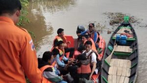 Jembatan Ambruk di Ogan Ilir, Pelajar Terpaksa Gunakan Perahu untuk ke Sekolah