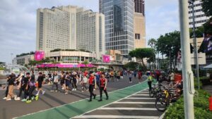 Warga Jakarta Manfaatkan CFD HI untuk Berolahraga di Tengah Cuaca Tak Menentu