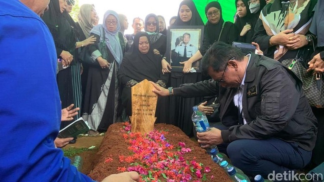 Isak Tangis Keluarga Iringi Pemakaman Jenazah Farhan, Kopilot Pesawat ATR 42-500 yang Jatuh