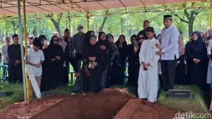 Tangis Keluarga Pecah Iringi Pemakaman Ferry Irawan, Korban Pesawat ATR 42-500