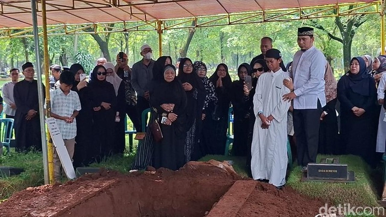 Tangis Keluarga Pecah Iringi Pemakaman Ferry Irawan, Korban Pesawat ATR 42-500 Tangis Keluarga Pecah Iringi Pemakaman Ferry Irawan, Korban Pesawat ATR 42-500