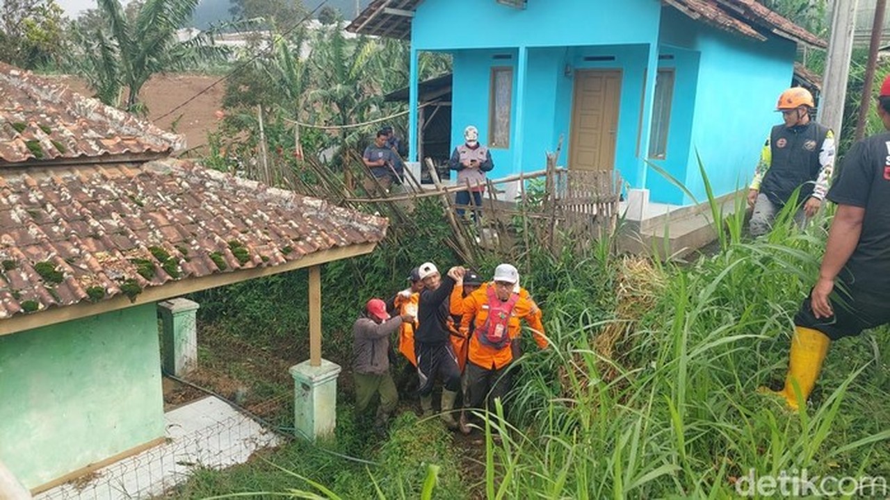 Longsor Cisarua: 11 Jenazah Ditemukan, 79 Warga Masih Hilang dalam Pencarian Hari Kedua Longsor Cisarua: 11 Jenazah Ditemukan, 79 Warga Masih Hilang dalam Pencarian Hari Kedua