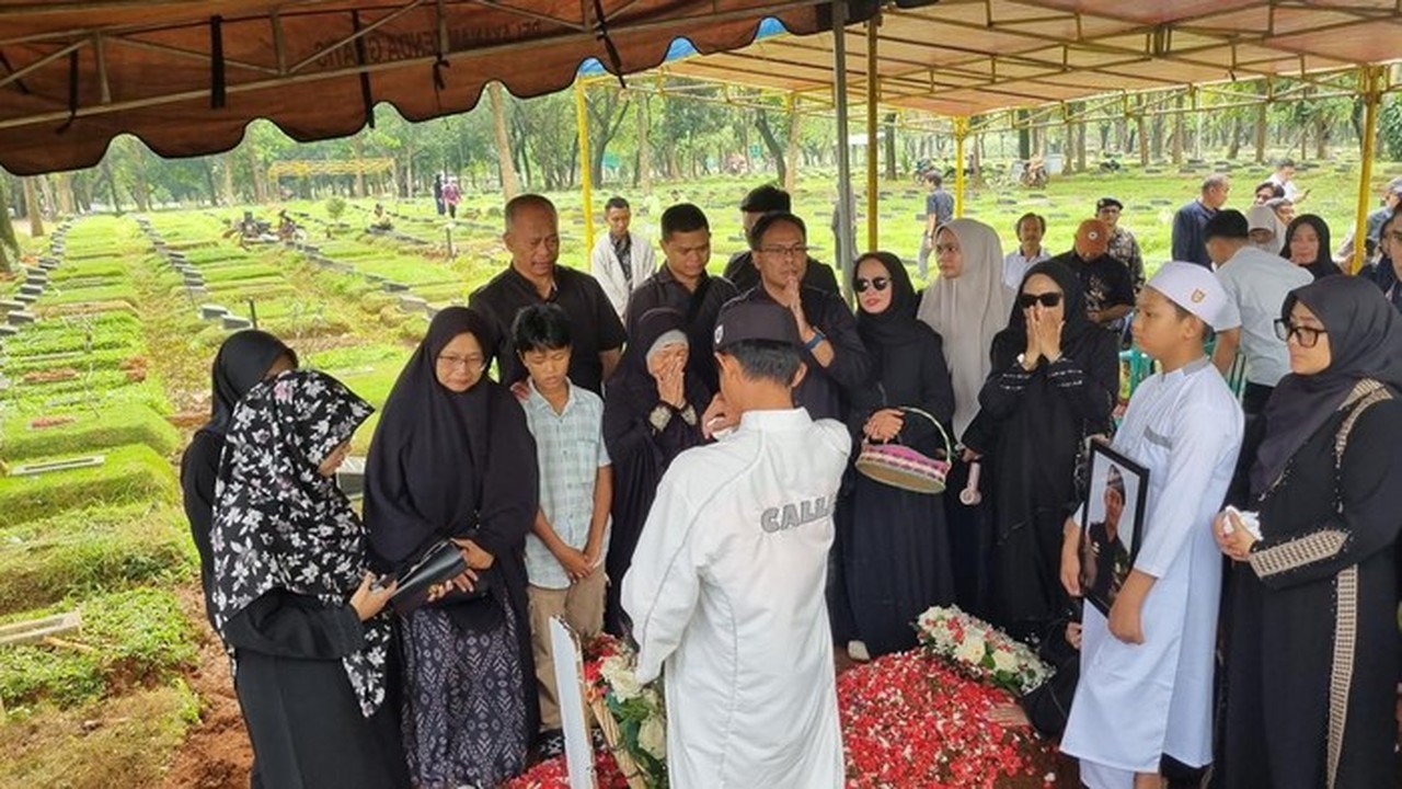 Ibunda Ferry Irawan: “Bangga Mama Sama Kamu, Nak”, Tangis Pecah di Pemakaman Korban ATR 42-500