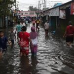 Banjir Jakarta: 14 RT Tergenang, Ratusan Warga Masih Mengungsi Akibat Luapan Kali Ciliwung