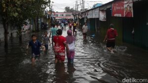 Banjir Jakarta: 14 RT Tergenang, Ratusan Warga Masih Mengungsi Akibat Luapan Kali Ciliwung