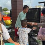 Brimob Polda Metro Distribusikan 300 Porsi Makanan untuk Korban Banjir Ekstrem di Bekasi