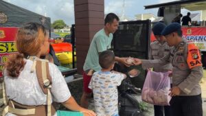 Brimob Polda Metro Distribusikan 300 Porsi Makanan untuk Korban Banjir Ekstrem di Bekasi