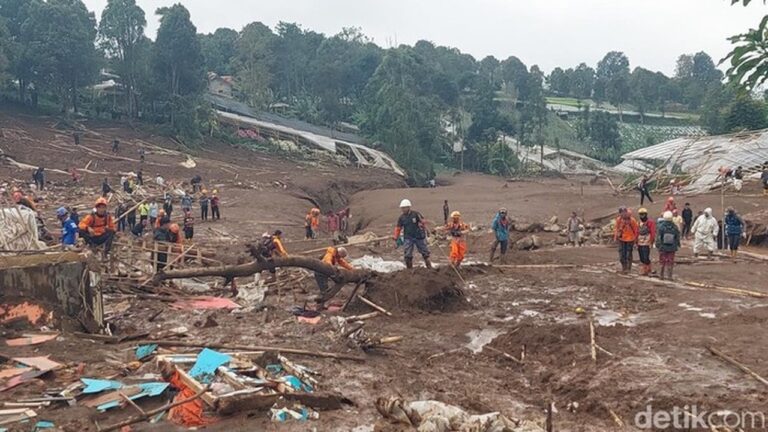 Longsor Cisarua: Operasi SAR 24 Jam Buru Puluhan Korban, Wapres Tinjau Langsung Lokasi