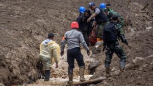 Longsor Cisarua: Alat Berat Dikerahkan, BNPB Ungkap Kendala Tanah Labil dalam Pencarian Korban