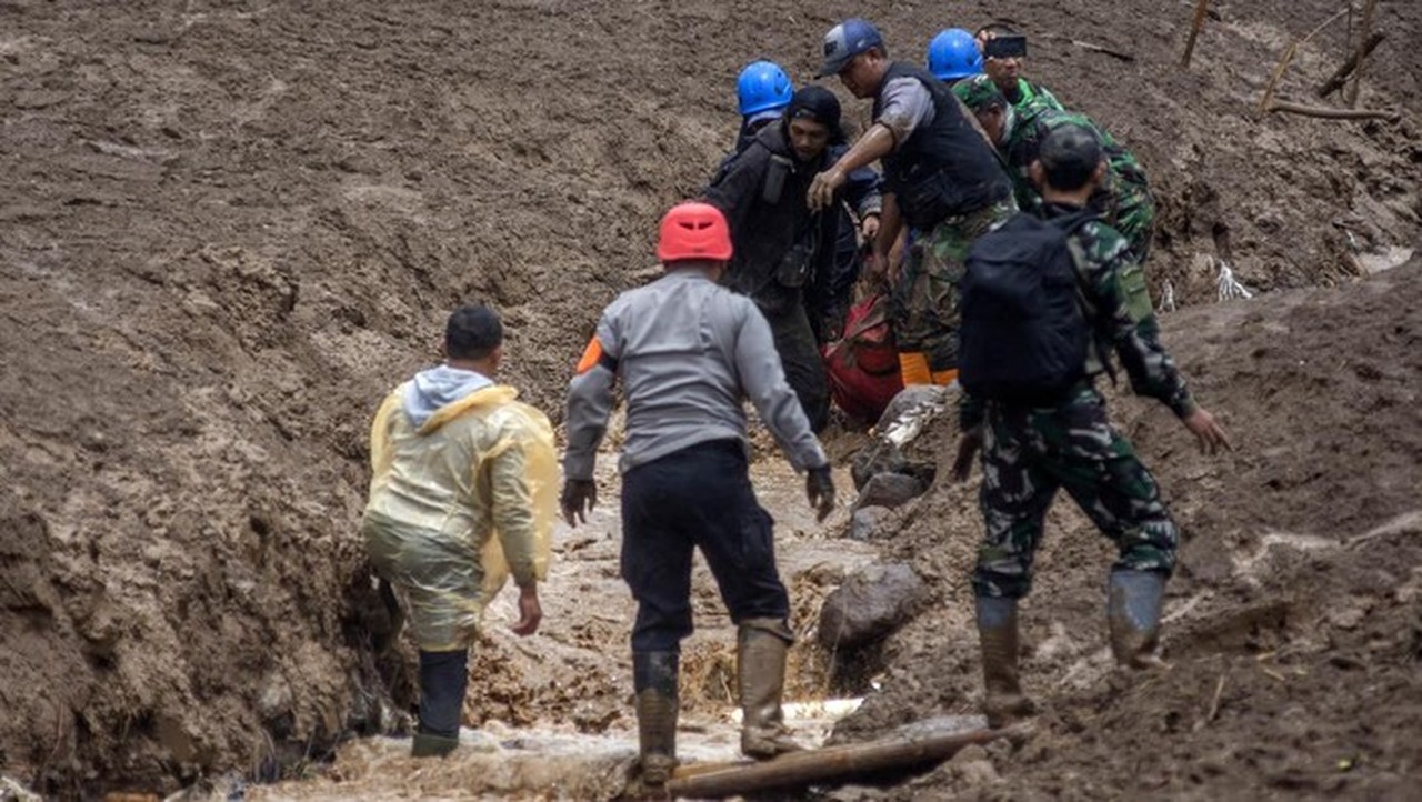 Longsor Cisarua: Alat Berat Dikerahkan, BNPB Ungkap Kendala Tanah Labil dalam Pencarian Korban Longsor Cisarua: Alat Berat Dikerahkan, BNPB Ungkap Kendala Tanah Labil dalam Pencarian Korban