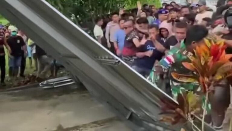 Oknum TNI AL Keroyok Guru SMK di Talaud, Warga Geruduk Mako Lanal Melonguane Oknum TNI AL Keroyok Guru SMK di Talaud, Warga Geruduk Mako Lanal Melonguane