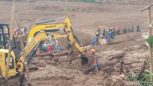 Longsor Cisarua: 25 Korban Tewas Ditemukan, 65 Jiwa Masih Hilang dalam Pencarian Hari Kedua